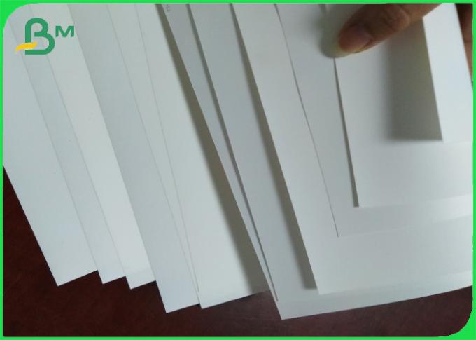 O papel 180um sintético imprimível material das etiquetas da roupa cobre dobro e resistente