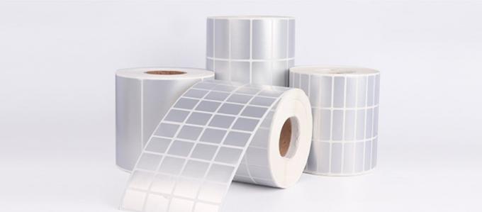 Rolo de papel sintético 125um/200um do ANIMAL DE ESTIMAÇÃO impermeável da brancura para a etiqueta adesiva