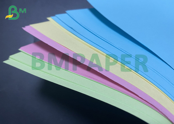 Entalhes de papel de dobramento coloridos feitos a mão do cartão para os ofícios das crianças