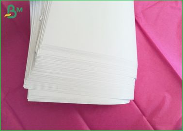 Volume e lisura altos de papel sem revestimento de pouco peso de Woodfree para o escritório/documentos de papel