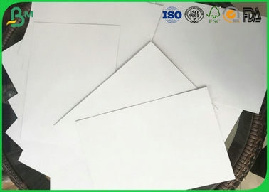 Classifique A 600g ou o outro Livro Branco lustroso revestido do tamanho dobro diferente para fazer pacotes