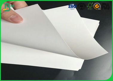 Superfície 200 de Smoothy - papel de marfim lustroso de 450g C1S com certificação do FSC para cartões de nome de Makng