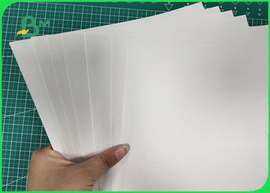 48gr o papel sem revestimento Rolls alisa a superfície para imprimir o jornal e enche sacos