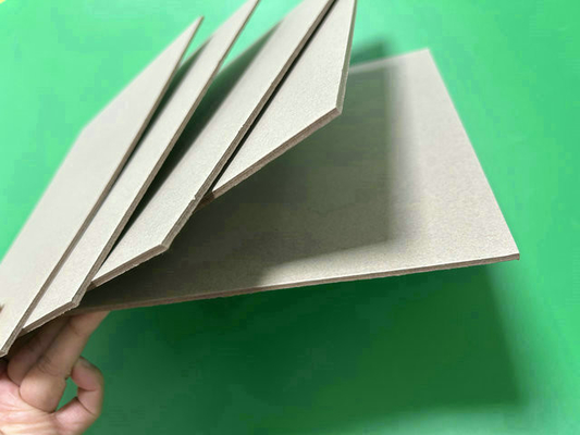 72 x 102 cm 2 mm 2,5 mm Superfície lisa Chapas de gesso cinza para fabricação de cartão