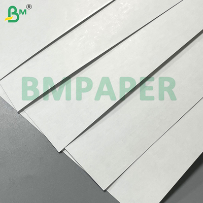 300 Gsm Papel de cartão de jogo de alta rigidez de lado duplo branco revestido de núcleo preto 635 * 940mm para cartão Stratch