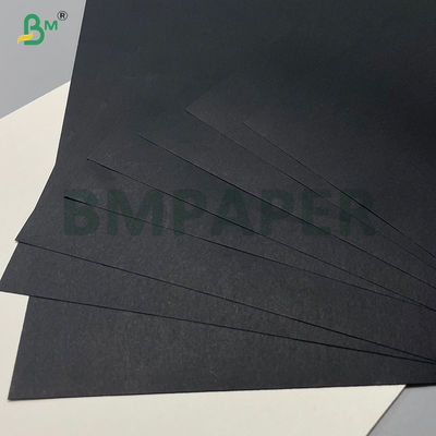 Folha de Papel Preta de 120 gramas, Textura Lisa, Alta Rigidez