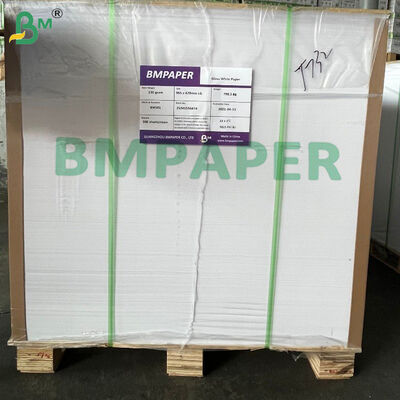 Papel para baralho com núcleo preto de 310gsm e acabamento linho em relevo, rigidez e durabilidade superiores