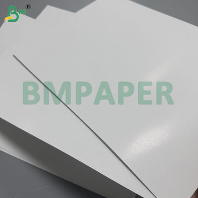 310 gramas de tecido de linho cartão de jogo de estoque. Papel de núcleo preto. 642mm x 452mm.