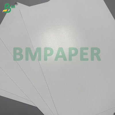 310 gramas de tecido de linho cartão de jogo de estoque. Papel de núcleo preto. 642mm x 452mm.