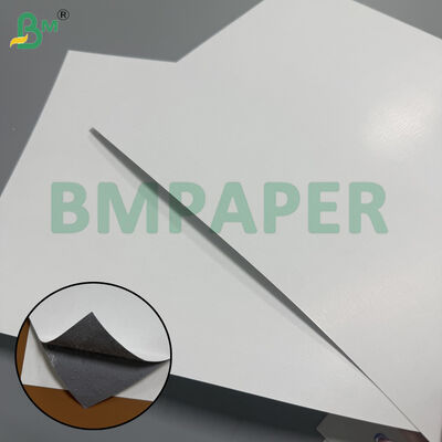 310 gramas de tecido de linho cartão de jogo de estoque. Papel de núcleo preto. 642mm x 452mm.