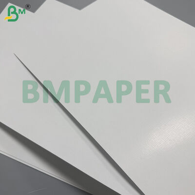 310 gramas de tecido de linho cartão de jogo de estoque. Papel de núcleo preto. 642mm x 452mm.