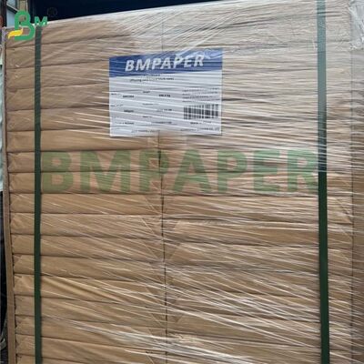 310 gramas de tecido de linho cartão de jogo de estoque. Papel de núcleo preto. 642mm x 452mm.